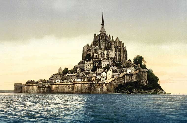 Lâu đài Mont Saint Michel - một  thắng cảnh nối tiếng nằm trên một hòn đảo ở tây bắc nước Pháp - trong một bức ảnh chụp năm 1895.